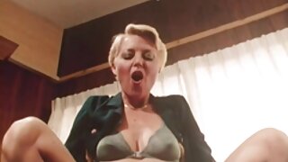 Félénk, Szőke mellbimbó maszturbál játékosan legújabb szexvideók a széken