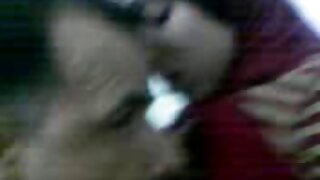 Kinyitja sexvideo ingyen a száját, nyalogatja a férfi puha seggfej a földön